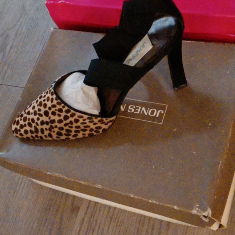 Animal print black shoes high heels very fashionable